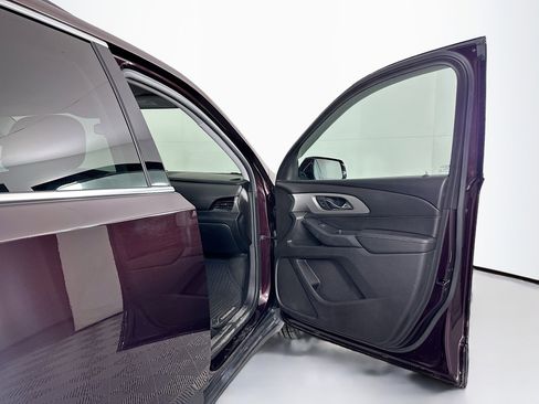 Used 2018 Chevrolet Traverse LT image 32