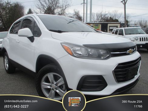 Used 2022 Chevrolet Trax LS w/ Tint and Cruise Package AWD/4WD image 1