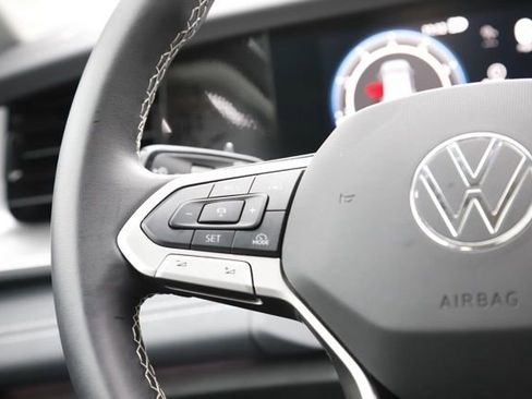 Used 2025 Volkswagen Tiguan SE w/ Panoramic Sunroof Package image 21