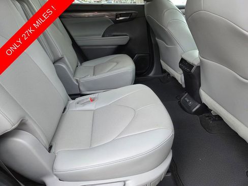 Used 2023 Toyota Highlander Limited FWD image 17