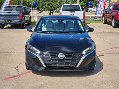 Used 2025 Nissan Altima 2.5 SV FWD image 2