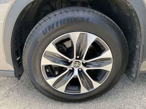 Used 2022 Toyota Highlander XLE AWD/4WD image 11