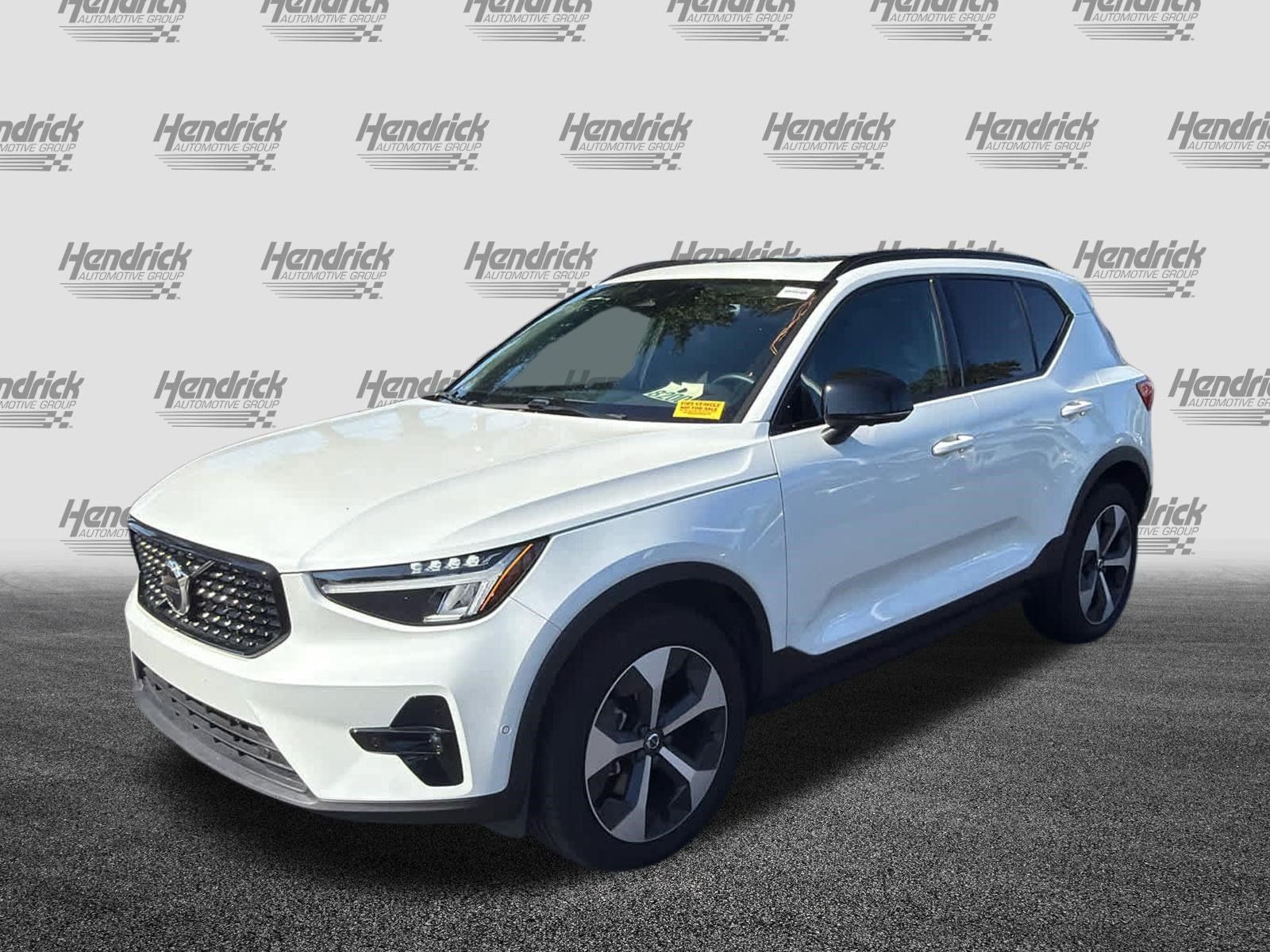 Certified 2025 Volvo XC40 B5 Plus AWD/4WD image 8