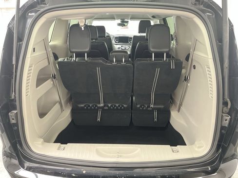 Used 2024 Chrysler Pacifica Touring-L image 28