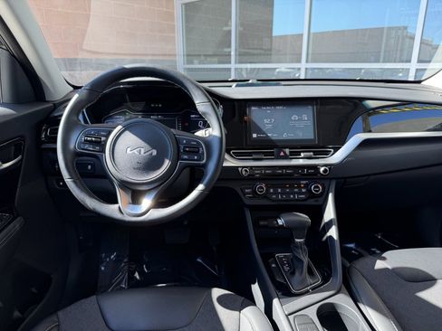 Used 2022 Kia Niro EX image 16
