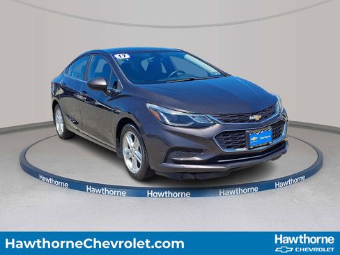 Used 2017 Chevrolet Cruze LT FWD image 1