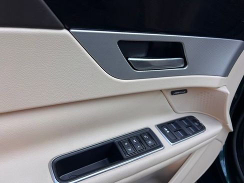 Used 2017 Jaguar XF Premium image 11