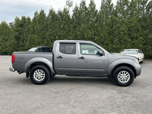 Used 2021 Nissan Frontier SV image 2