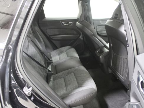 Used 2022 Volvo XC60 B5 Momentum image 21