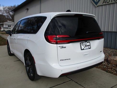 New 2026 Chrysler Pacifica Select image 5