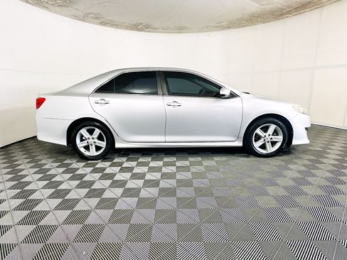 Used 2013 Toyota Camry SE FWD image 2