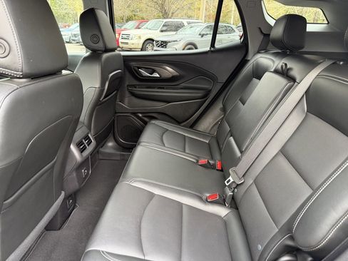 Used 2024 GMC Terrain SLT image 12