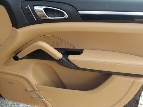 Used 2016 Porsche Cayenne w/ Premium Package image 29