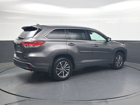 Used 2017 Toyota Highlander XLE AWD/4WD image 4