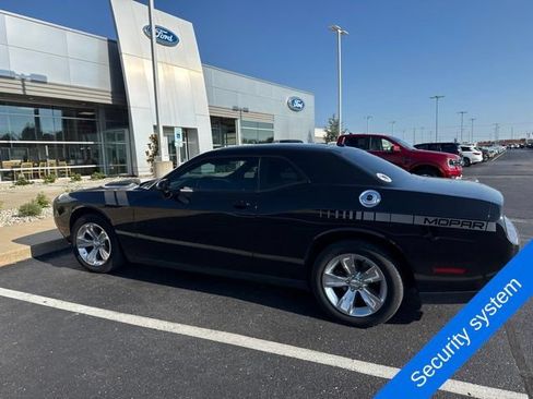 Used 2015 Dodge Challenger SXT RWD image 10