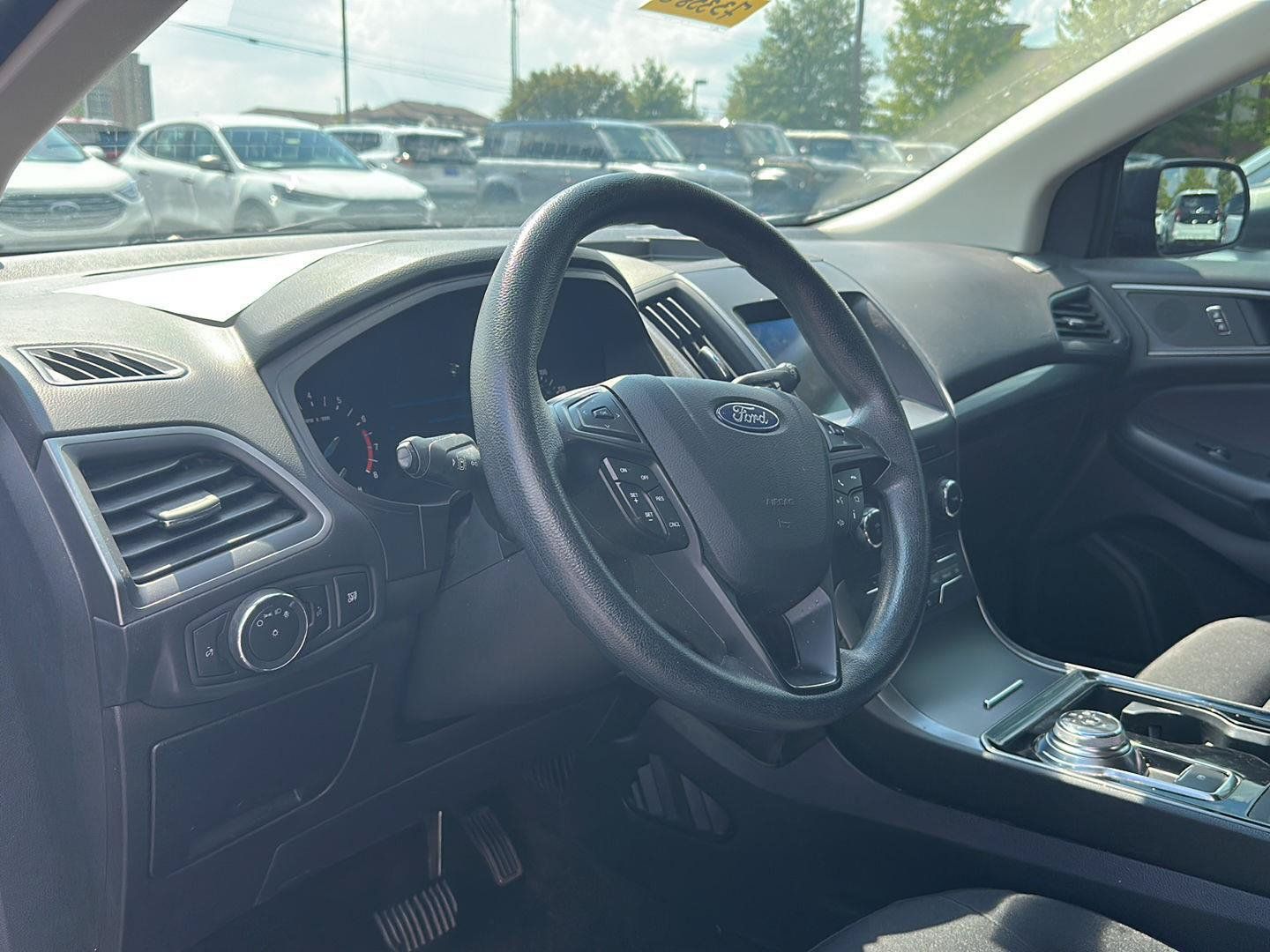 Used 2020 Ford Edge SE FWD image 2