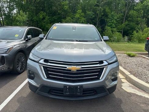 Used 2023 Chevrolet Traverse LT FWD image 2