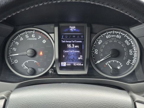 Used 2019 Toyota Tacoma TRD Off-Road w/ Technology Package AWD/4WD image 13