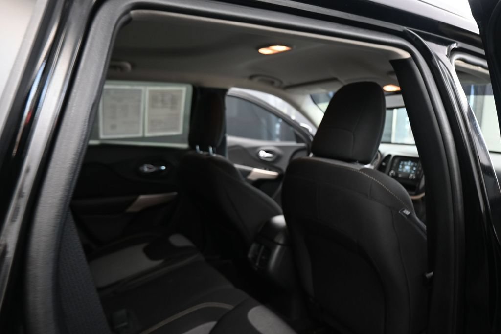 Used 2018 Jeep Cherokee Latitude AWD/4WD image 46