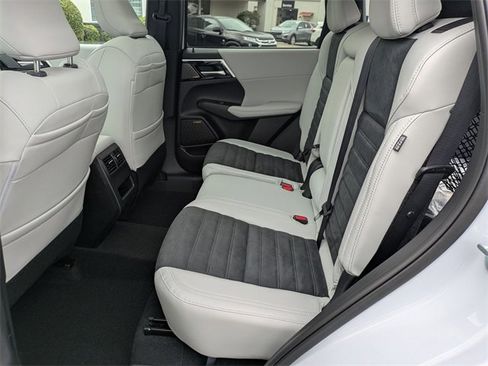 New 2025 Mitsubishi Outlander SE image 29