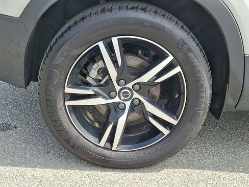 Certified 2025 Volvo XC40 B5 Core image 8