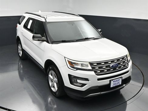 Used 2017 Ford Explorer XLT w/ Equipment Group 201A AWD/4WD image 21