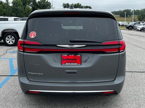 Used 2023 Chrysler Pacifica Touring-L FWD image 5