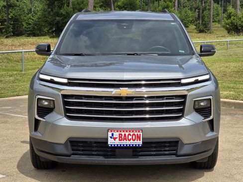 Used 2025 Chevrolet Traverse LT FWD image 2