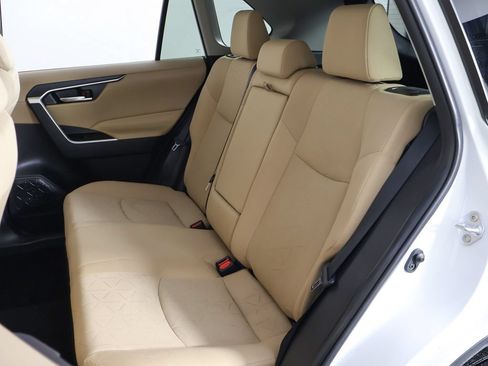 Used 2025 Toyota RAV4 XLE AWD/4WD image 29