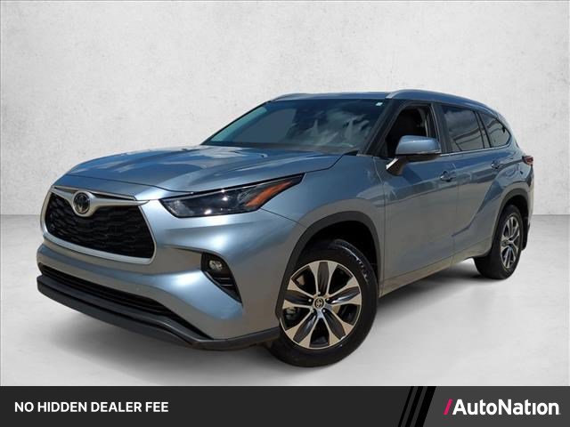 Used 2023 Toyota Highlander XLE FWD image 1