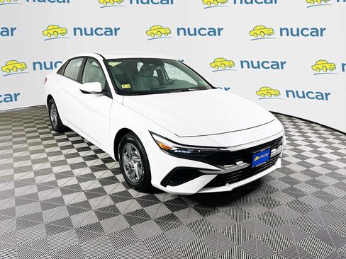 Certified 2025 Hyundai Elantra SE FWD image 1