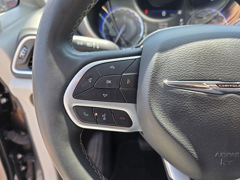 Used 2023 Chrysler Pacifica Touring-L FWD image 17