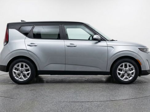 Used 2025 Kia Soul LX w/ LX Technology Package FWD image 11