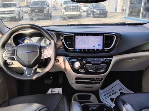 Used 2022 Chrysler Pacifica Touring-L image 5