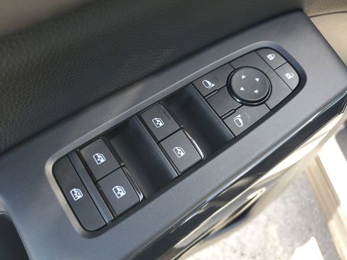 Certified 2024 Nissan Pathfinder SV image 28