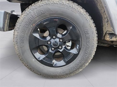 Used 2015 Jeep Wrangler Unlimited Sahara image 9