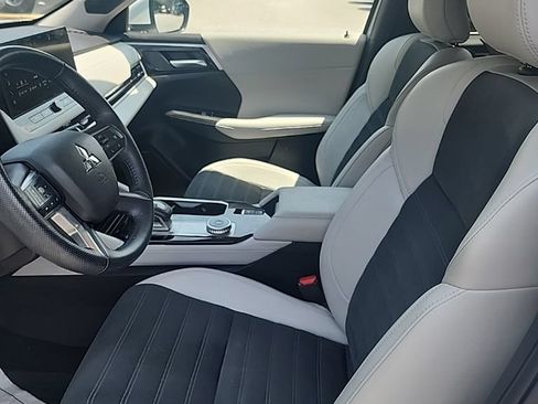 Used 2025 Mitsubishi Outlander SE AWD/4WD image 3