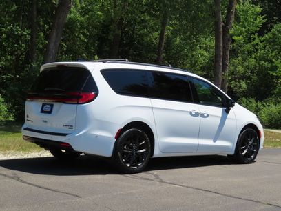 Used 2024 Chrysler Pacifica Limited w/ Uconnect Theater Family Group