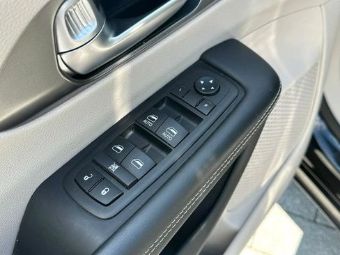 Used 2024 Chrysler Pacifica Touring-L AWD/4WD image 11