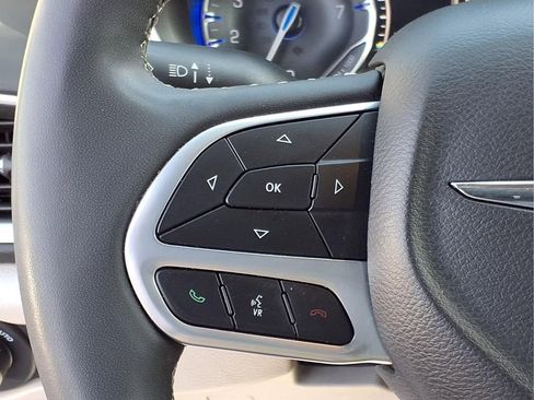 Used 2024 Chrysler Pacifica Touring-L FWD image 15