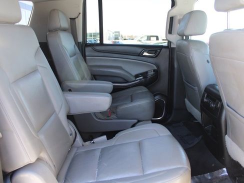 Used 2019 Chevrolet Suburban LT image 22