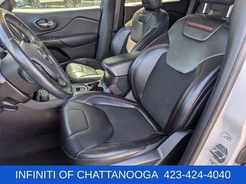 Used 2019 Jeep Cherokee Trailhawk AWD/4WD image 5