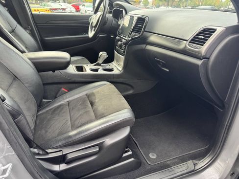 Used 2019 Jeep Grand Cherokee Altitude image 12
