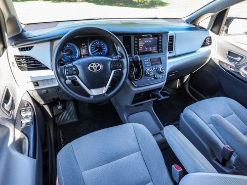 Used 2019 Toyota Sienna L FWD image 21