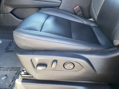 Used 2025 Chevrolet Suburban LT image 17