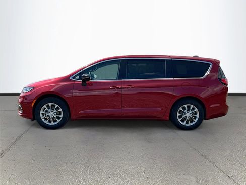 New 2026 Chrysler Pacifica Limited FWD image 4