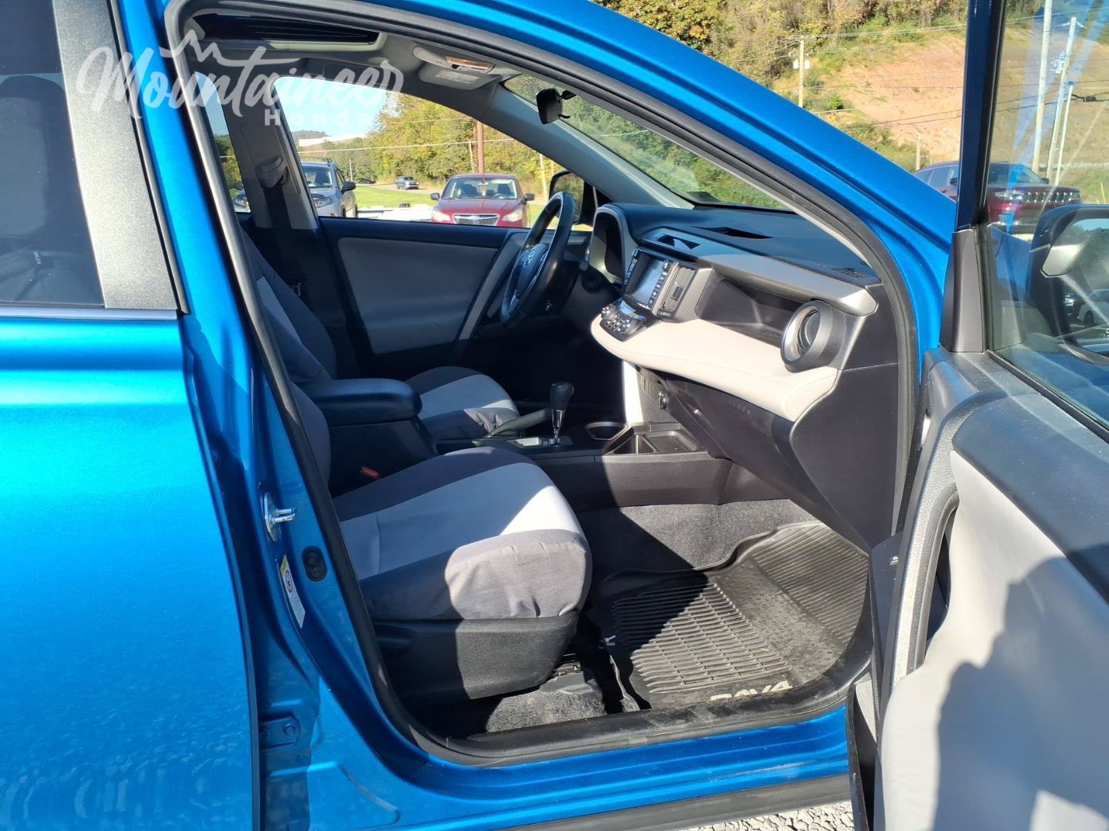 Used 2017 Toyota RAV4 XLE AWD/4WD image 18
