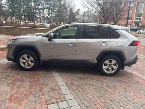 Used 2020 Toyota RAV4 XLE image 5
