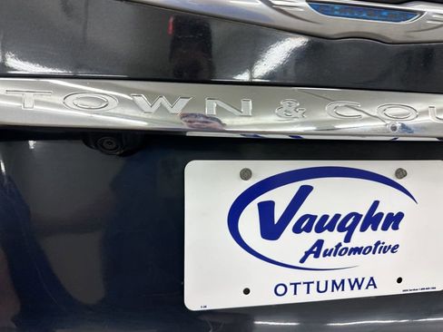 Used 2016 Chrysler Town & Country Touring image 15