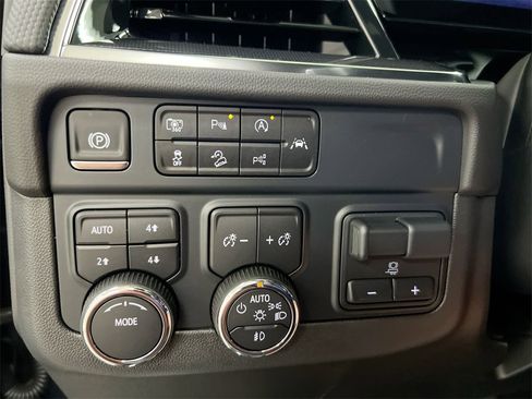 Used 2025 Chevrolet Suburban RST w/ Comfort Package image 18